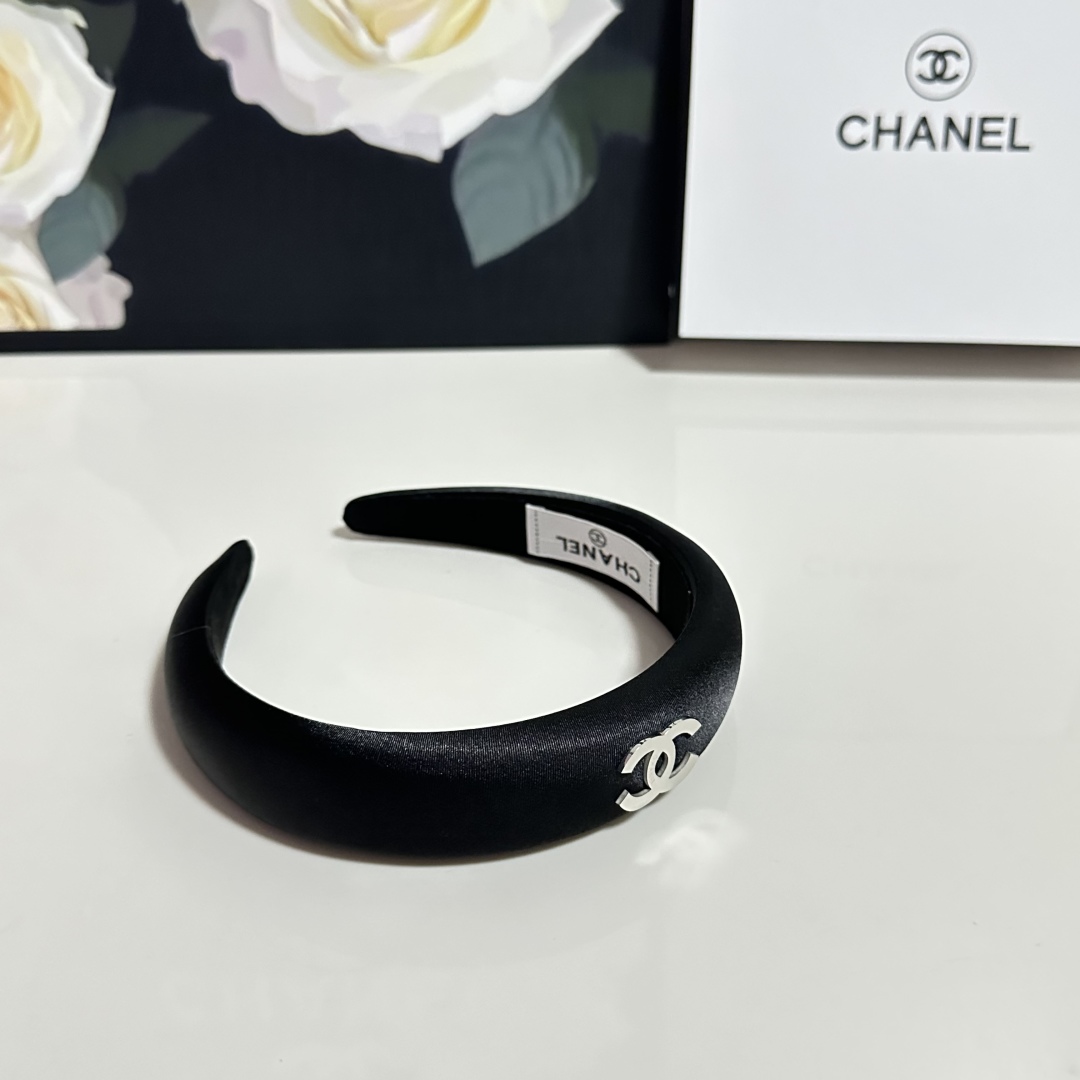  配专柜包装
Chanel（香奈儿）最新发箍
小仙女快入手
特殊材质 不嘞头
可盐可甜～