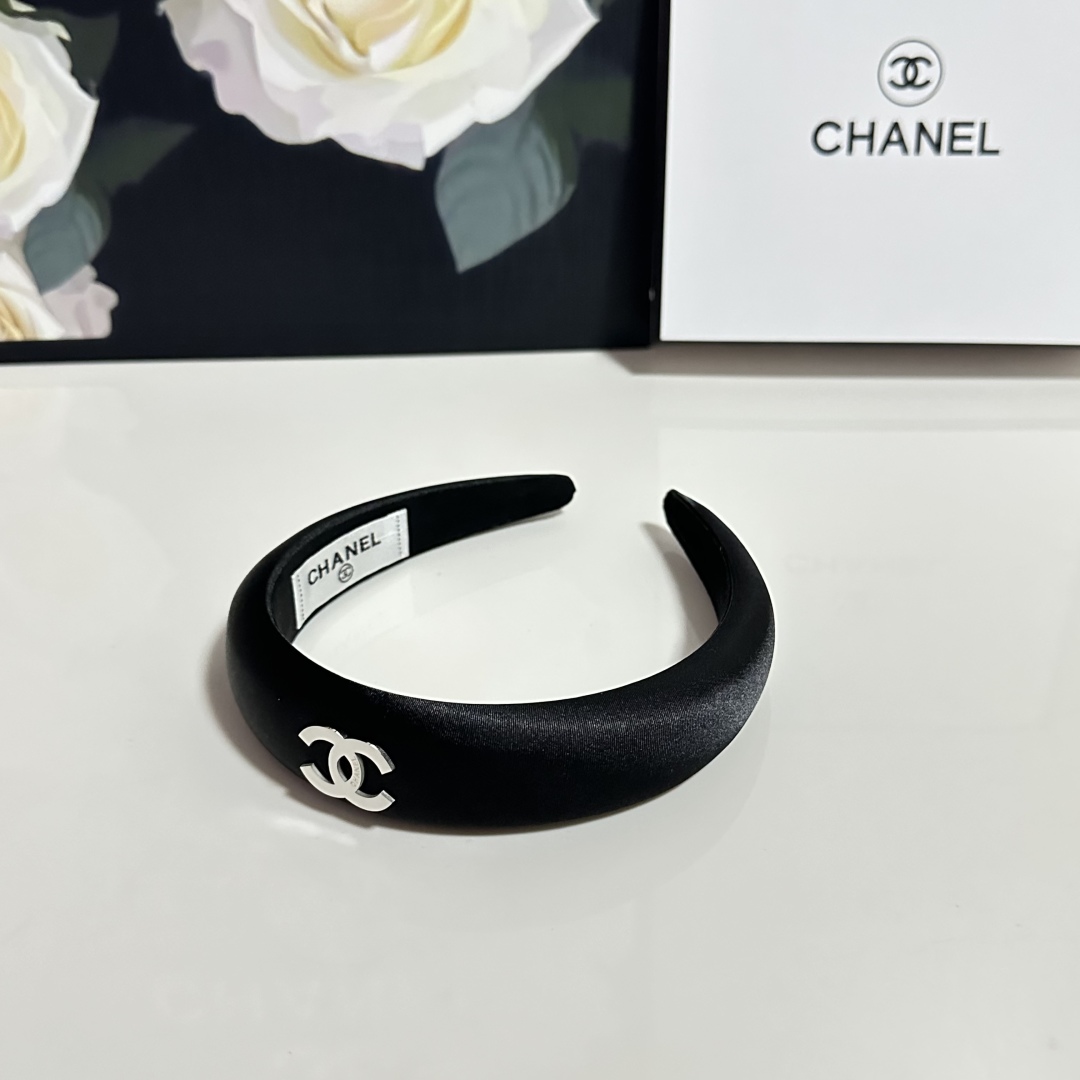  配专柜包装
Chanel（香奈儿）最新发箍
小仙女快入手
特殊材质 不嘞头
可盐可甜～