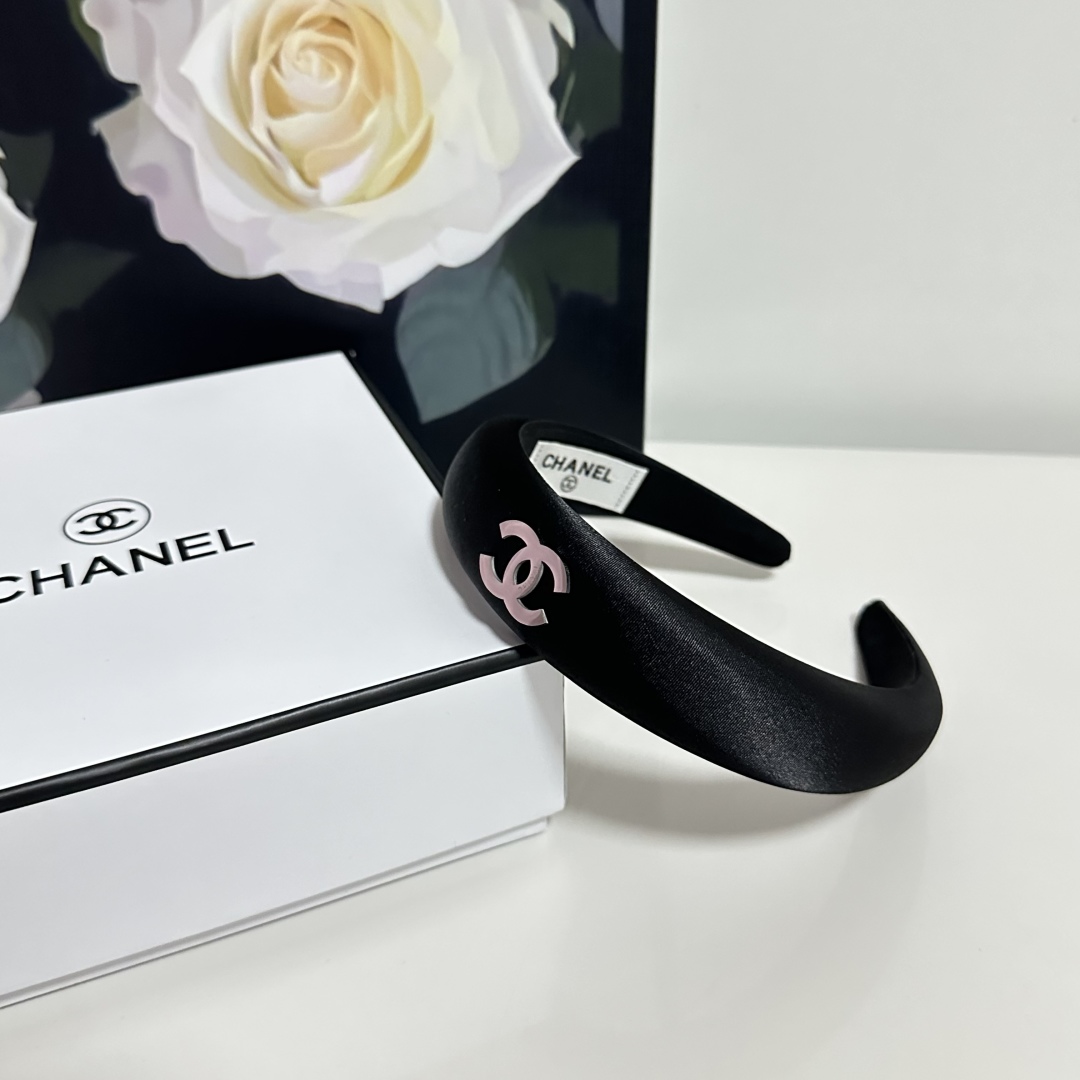  配专柜包装
Chanel（香奈儿）最新发箍
小仙女快入手
特殊材质 不嘞头
可盐可甜～