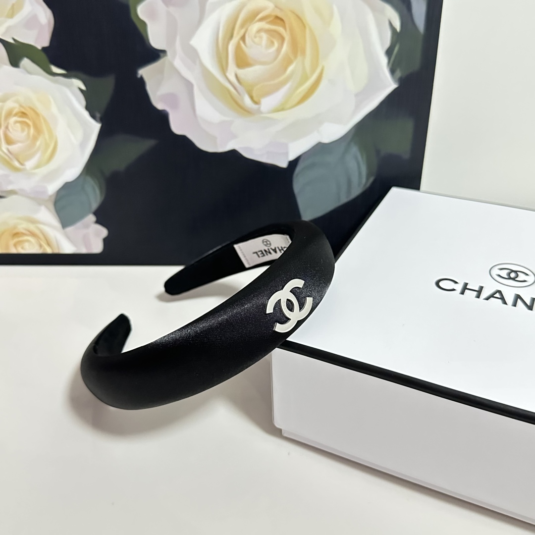  配专柜包装
Chanel（香奈儿）最新发箍
小仙女快入手
特殊材质 不嘞头
可盐可甜～