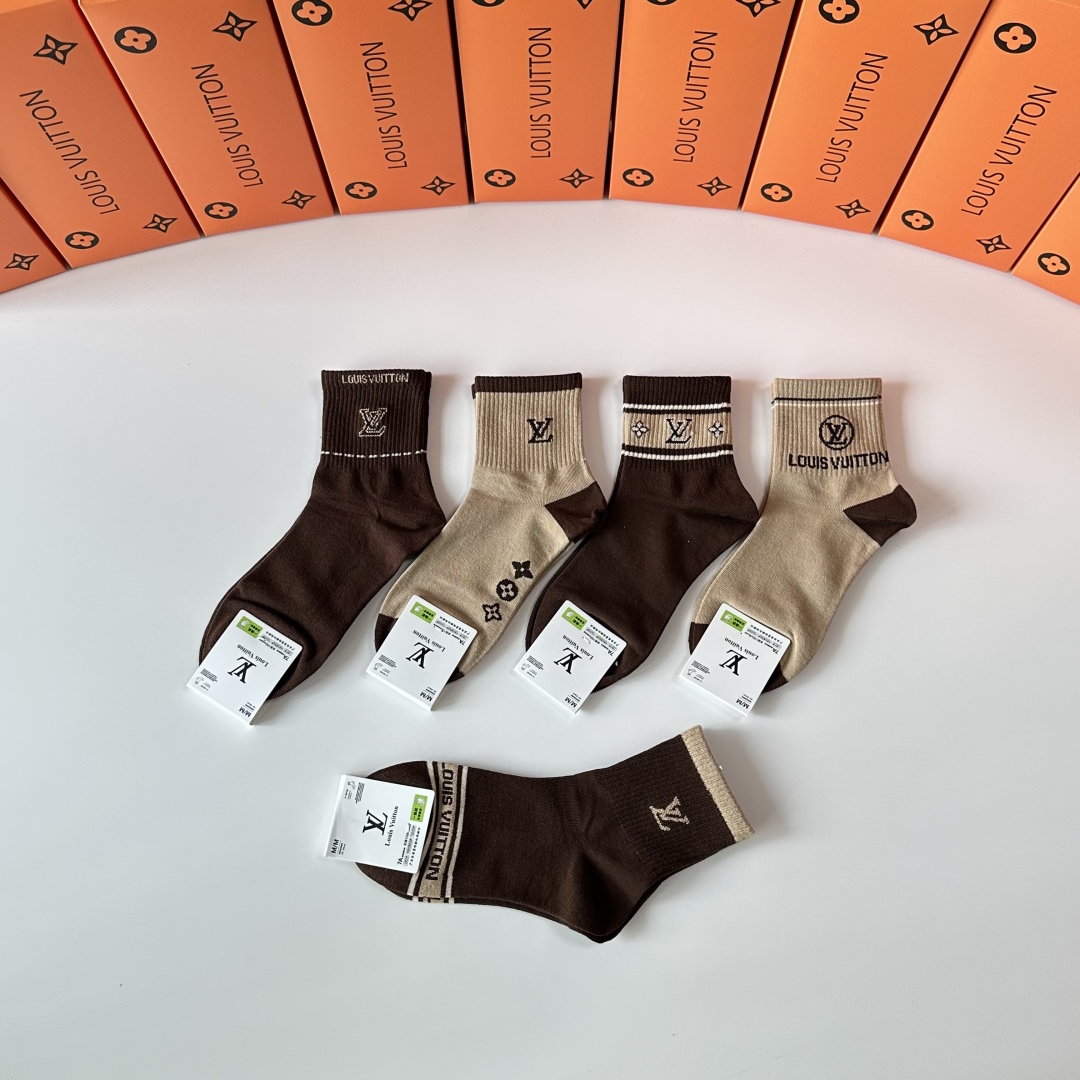 💛配专柜包装
Lv（路易威登）新款中长款堆堆袜袜子！一盒五双，专柜同步筒袜袜子，💛大牌出街，潮人必备。超