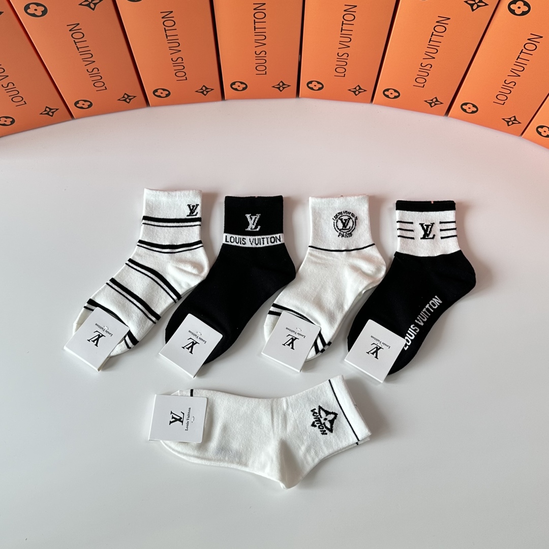 💛配专柜包装
Lv（路易威登）新款中长款堆堆袜袜子！一盒五双，专柜同步筒袜袜子，💛大牌出街，潮人必备。超