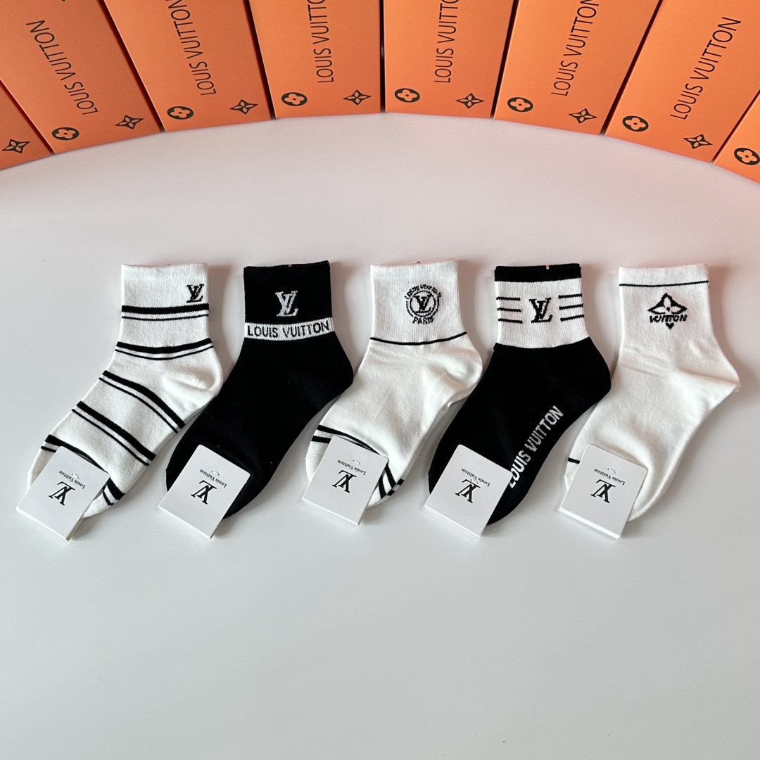 💛配专柜包装
Lv（路易威登）新款中长款堆堆袜袜子！一盒五双，专柜同步筒袜袜子，💛大牌出街，潮人必备。超