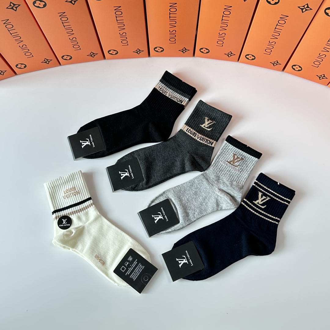 💛配专柜包装
Lv（路易威登）新款中长款堆堆袜袜子！一盒五双，专柜同步筒袜袜子，💛大牌出街，潮人必备。超