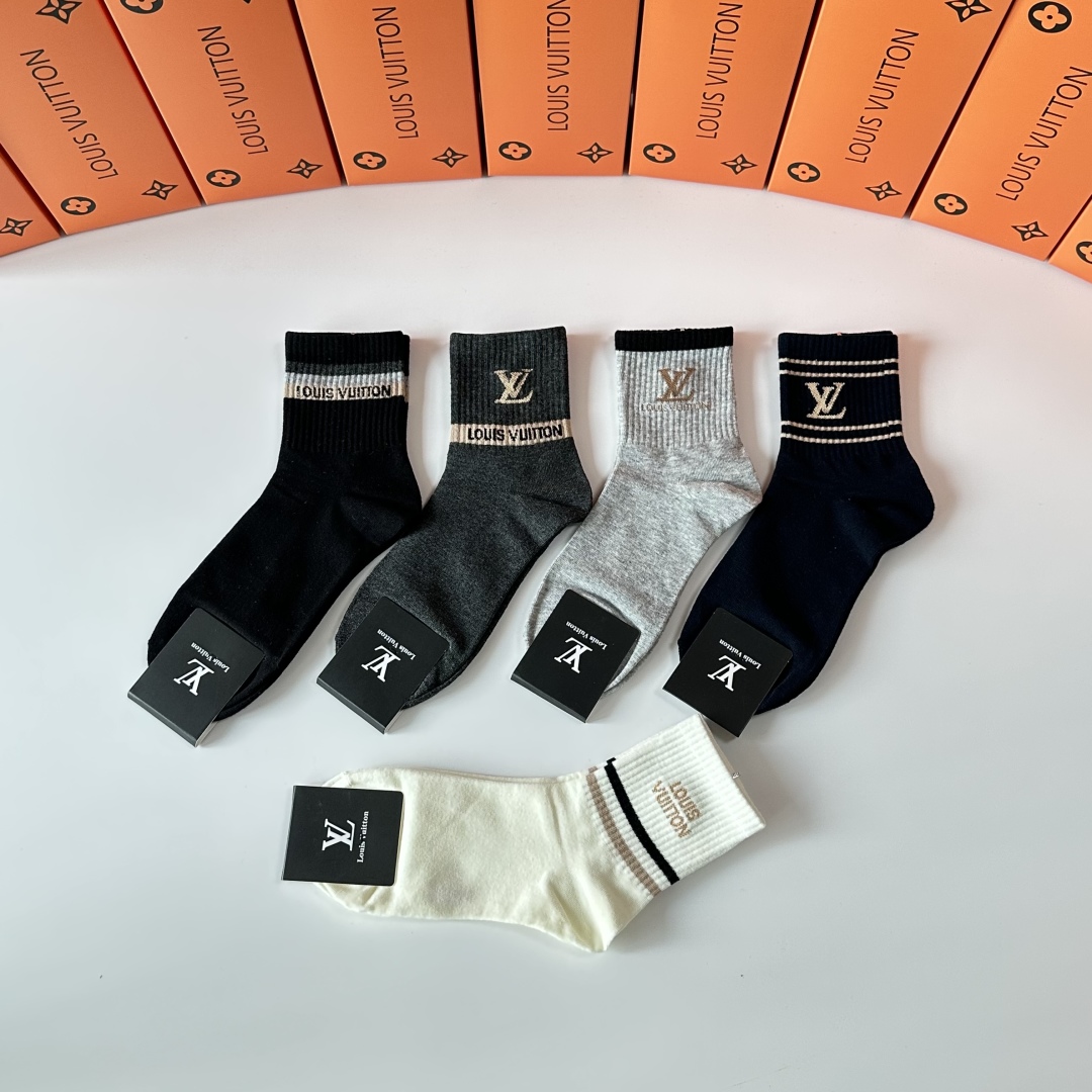 💛配专柜包装
Lv（路易威登）新款中长款堆堆袜袜子！一盒五双，专柜同步筒袜袜子，💛大牌出街，潮人必备。超