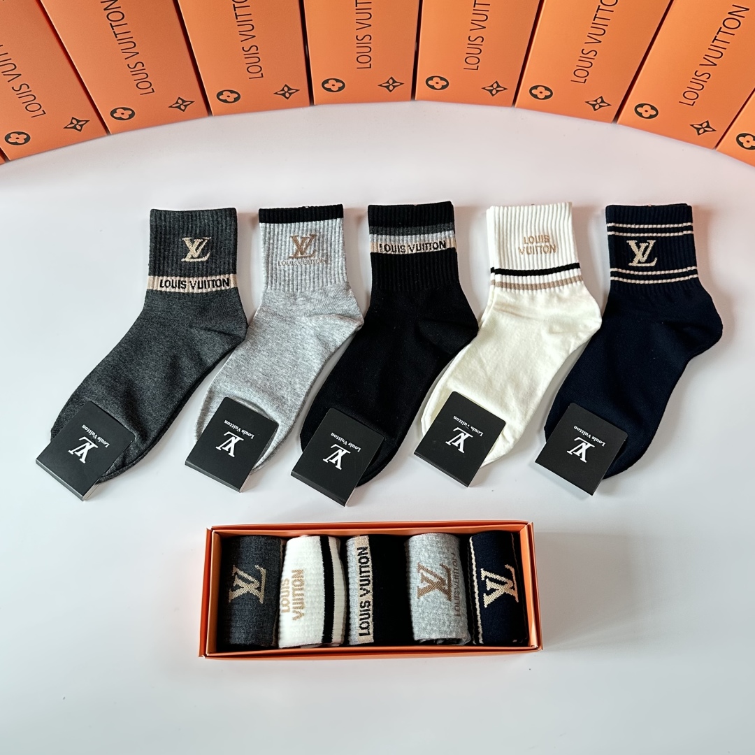 💛配专柜包装
Lv（路易威登）新款中长款堆堆袜袜子！一盒五双，专柜同步筒袜袜子，💛大牌出街，潮人必备。超