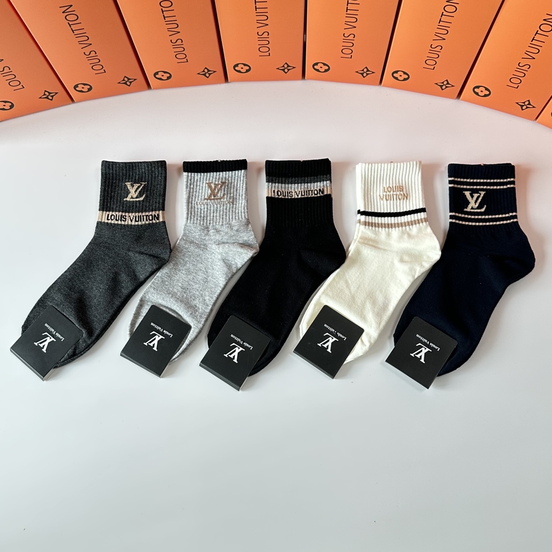 💛配专柜包装
Lv（路易威登）新款中长款堆堆袜袜子！一盒五双，专柜同步筒袜袜子，💛大牌出街，潮人必备。超