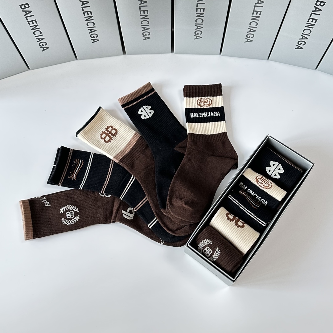 💛配专柜包装
Balenciaga（巴黎世家）新款中长款堆堆袜袜子！一盒五双，专柜同步筒袜袜子，💛大牌出