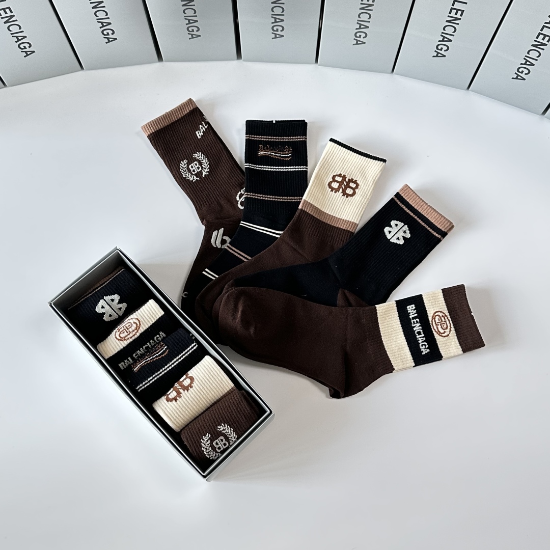 💛配专柜包装
Balenciaga（巴黎世家）新款中长款堆堆袜袜子！一盒五双，专柜同步筒袜袜子，💛大牌出