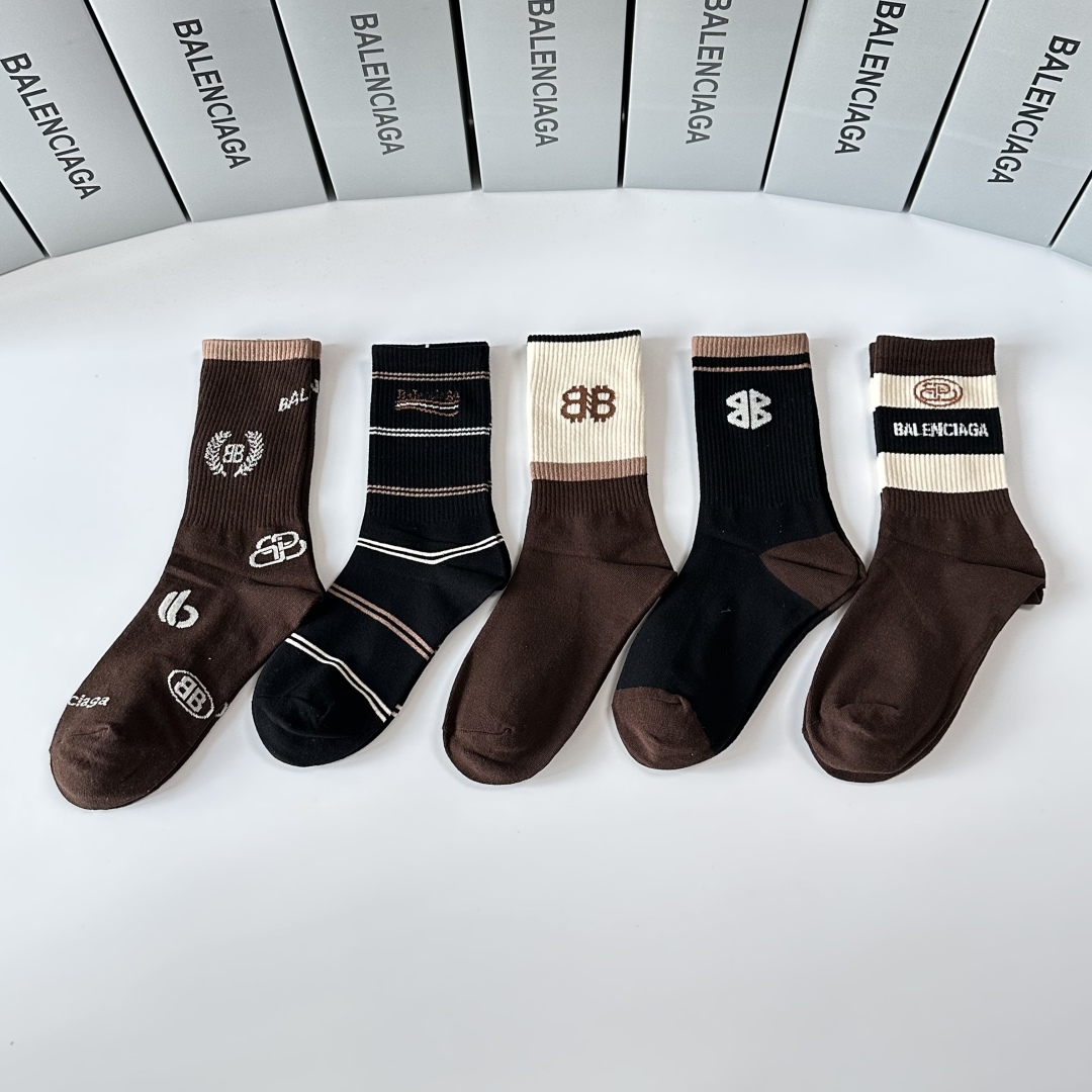 💛配专柜包装
Balenciaga（巴黎世家）新款中长款堆堆袜袜子！一盒五双，专柜同步筒袜袜子，💛大牌出
