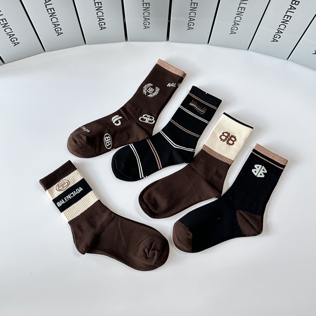 💛配专柜包装
Balenciaga（巴黎世家）新款中长款堆堆袜袜子！一盒五双，专柜同步筒袜袜子，💛大牌出