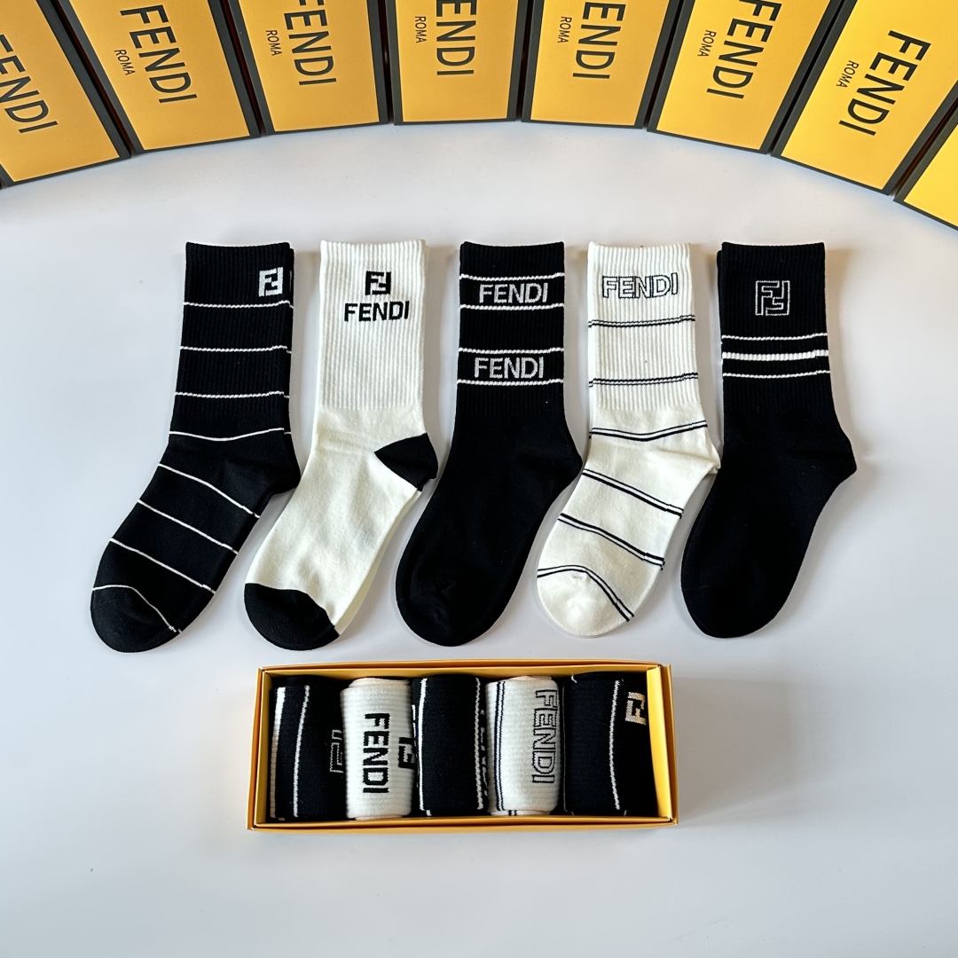 💛配专柜包装
FENDI（芬迪）新款中长款堆堆袜袜子！一盒五双，专柜同步筒袜袜子，💛大牌出街，潮人必备🔥