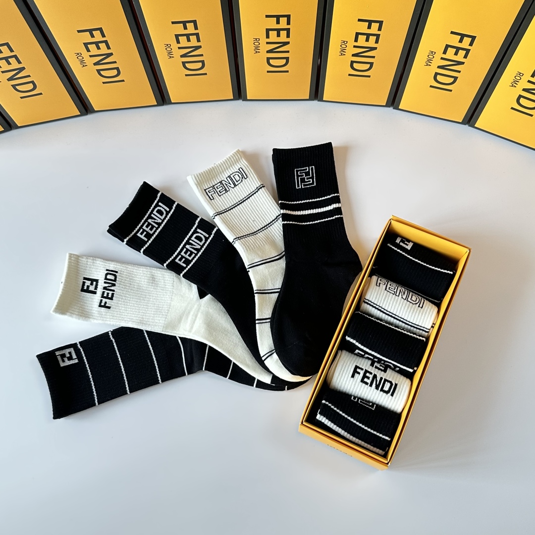 💛配专柜包装
FENDI（芬迪）新款中长款堆堆袜袜子！一盒五双，专柜同步筒袜袜子，💛大牌出街，潮人必备🔥