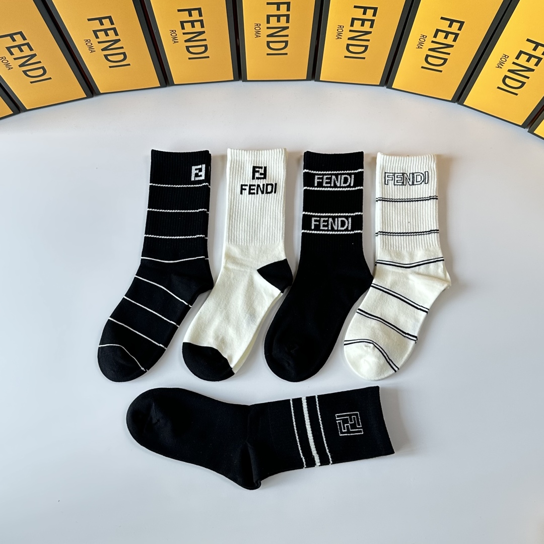 💛配专柜包装
FENDI（芬迪）新款中长款堆堆袜袜子！一盒五双，专柜同步筒袜袜子，💛大牌出街，潮人必备🔥