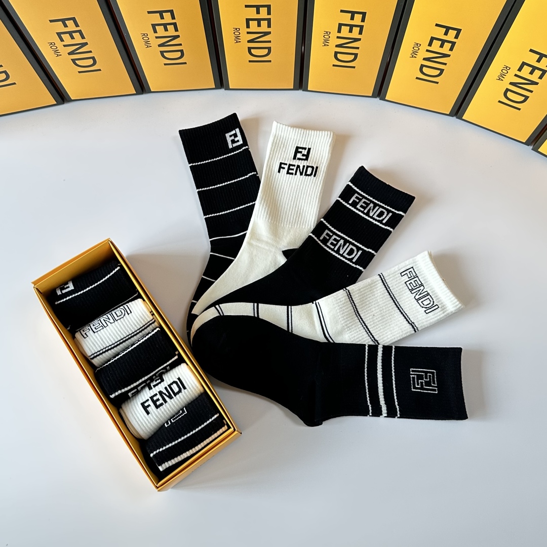 💛配专柜包装
FENDI（芬迪）新款中长款堆堆袜袜子！一盒五双，专柜同步筒袜袜子，💛大牌出街，潮人必备🔥