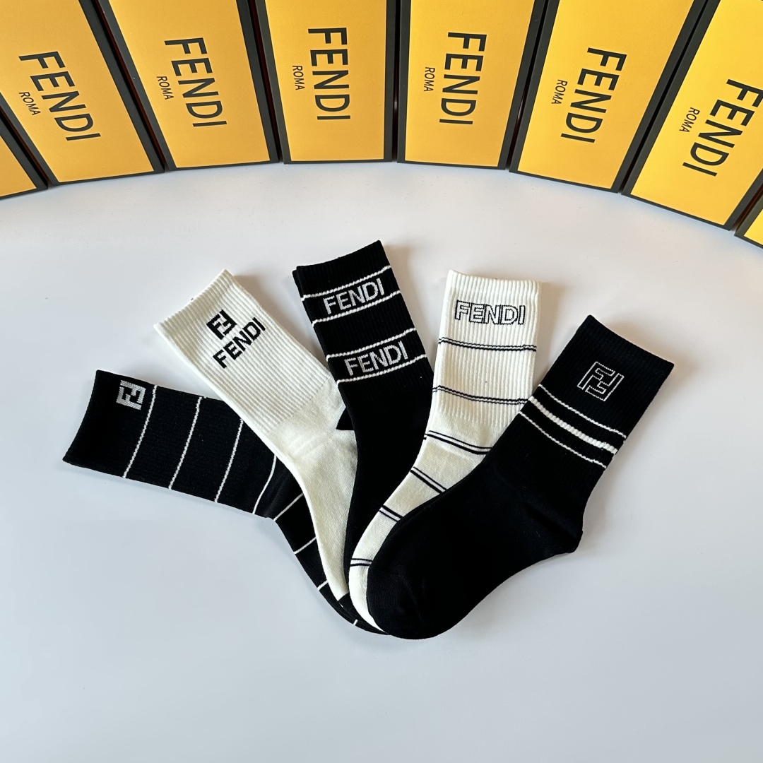 💛配专柜包装
FENDI（芬迪）新款中长款堆堆袜袜子！一盒五双，专柜同步筒袜袜子，💛大牌出街，潮人必备🔥