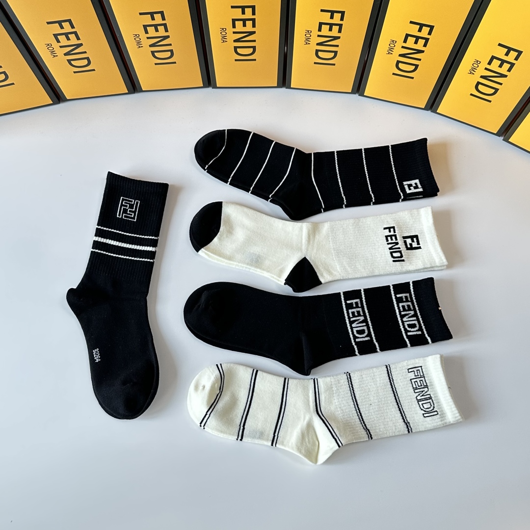 💛配专柜包装
FENDI（芬迪）新款中长款堆堆袜袜子！一盒五双，专柜同步筒袜袜子，💛大牌出街，潮人必备🔥