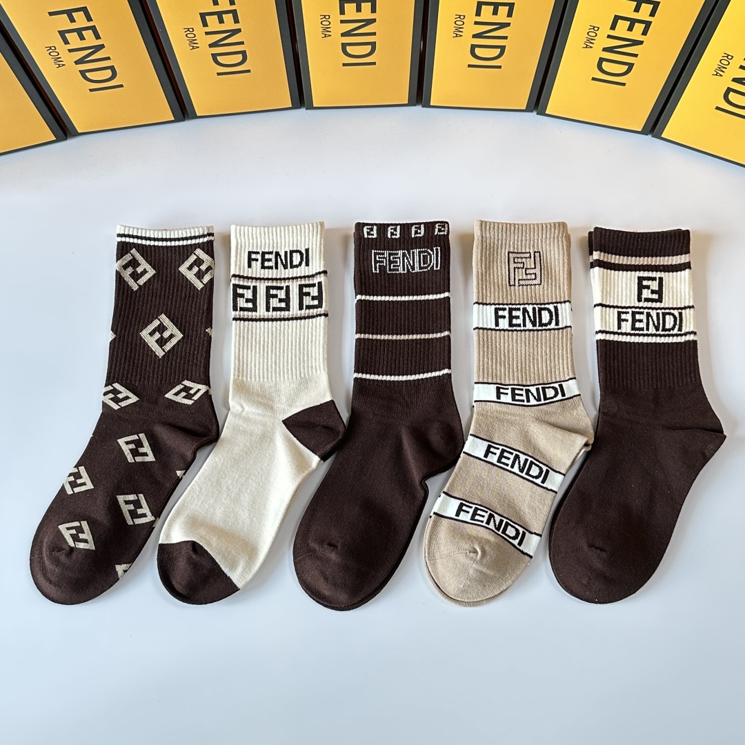 💛配专柜包装
FENDI（芬迪）新款中长款堆堆袜袜子！一盒五双，专柜同步筒袜袜子，💛大牌出街，潮人必备🔥