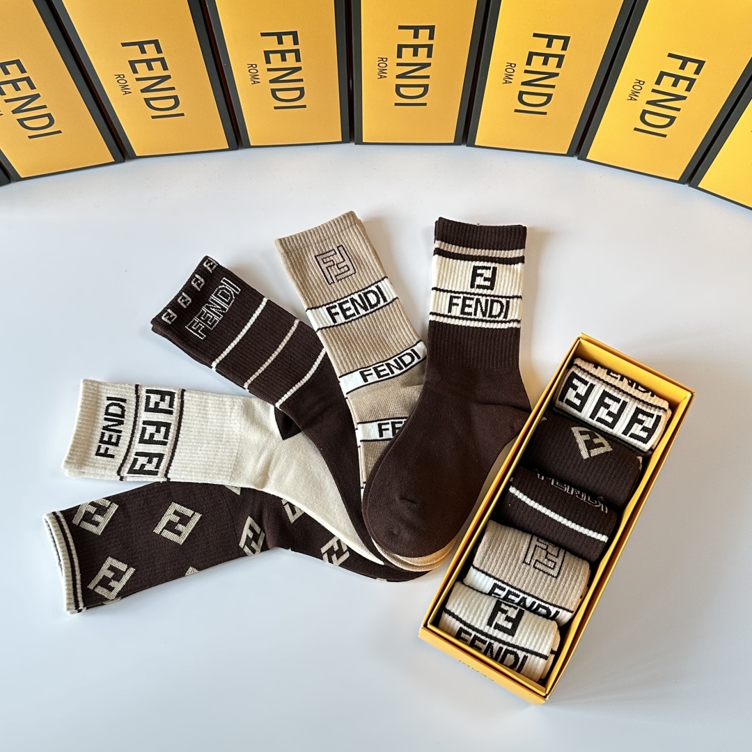 💛配专柜包装
FENDI（芬迪）新款中长款堆堆袜袜子！一盒五双，专柜同步筒袜袜子，💛大牌出街，潮人必备🔥