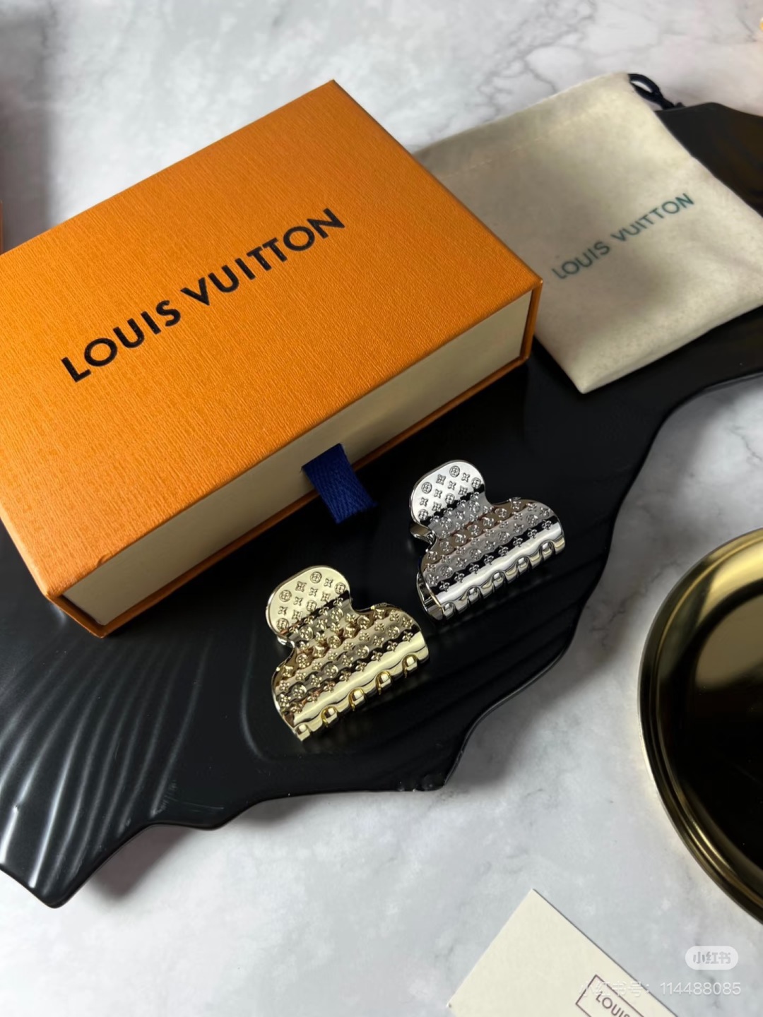  （单个）配专柜包装 
LV（路易威登）最新爆款老花五金抓夹
中古vintage复古抓夹
优雅的girl