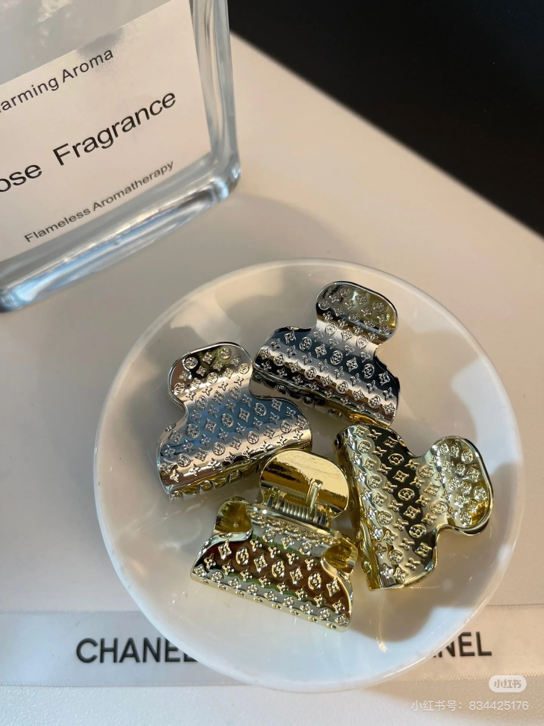  （单个）配专柜包装 
LV（路易威登）最新爆款老花五金抓夹
中古vintage复古抓夹
优雅的girl