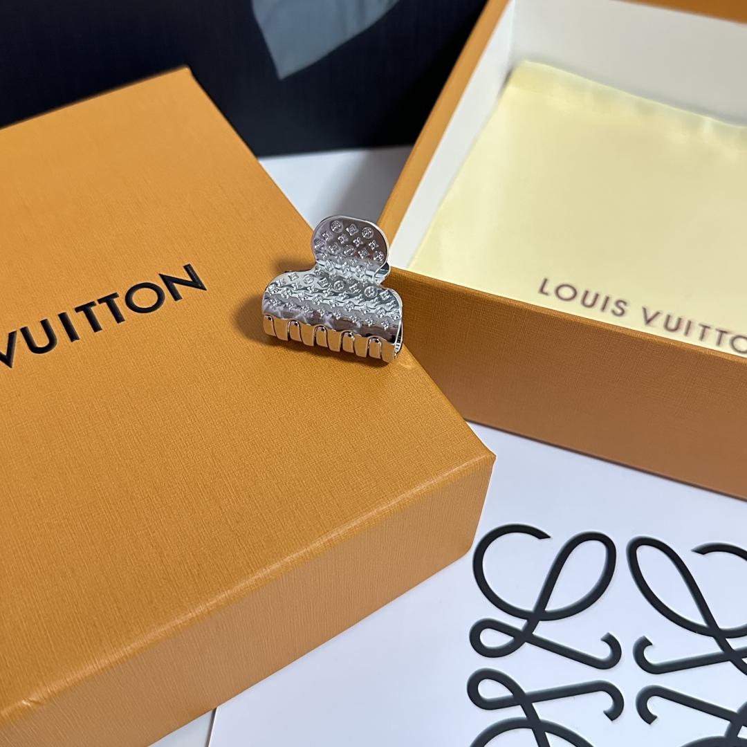  （单个）配专柜包装 
LV（路易威登）最新爆款老花五金抓夹
中古vintage复古抓夹
优雅的girl