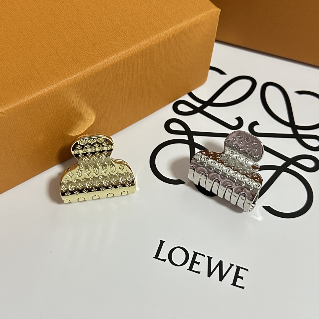  （单个）配专柜包装 
LV（路易威登）最新爆款老花五金抓夹
中古vintage复古抓夹
优雅的girl