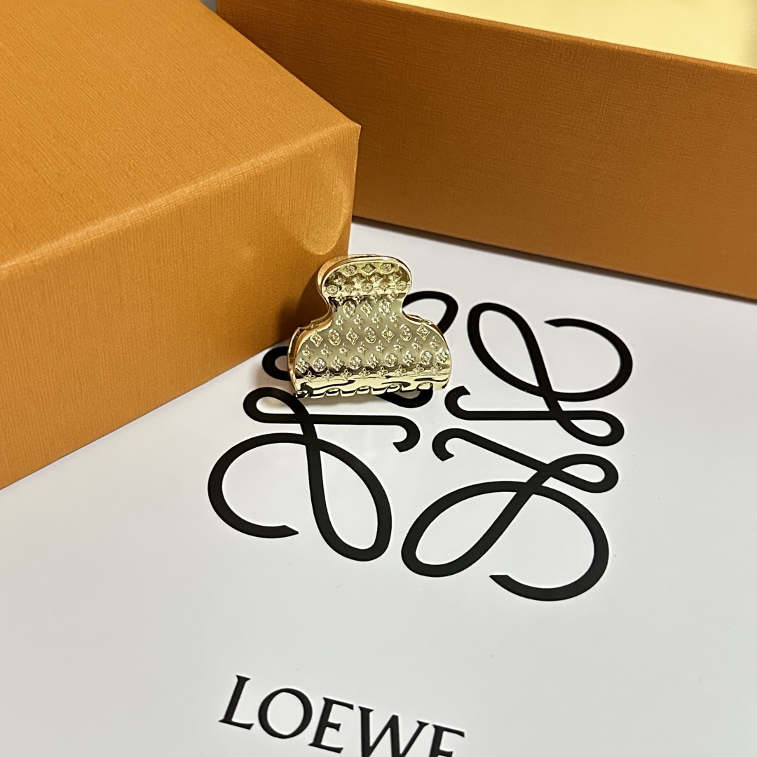  （单个）配专柜包装 
LV（路易威登）最新爆款老花五金抓夹
中古vintage复古抓夹
优雅的girl