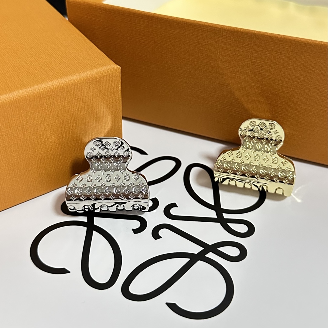  （单个）配专柜包装 
LV（路易威登）最新爆款老花五金抓夹
中古vintage复古抓夹
优雅的girl