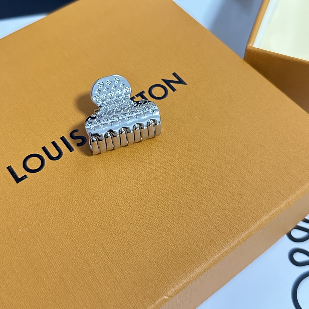  （单个）配专柜包装 
LV（路易威登）最新爆款老花五金抓夹
中古vintage复古抓夹
优雅的girl