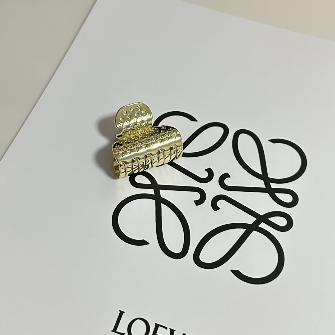  （单个）配专柜包装 
LV（路易威登）最新爆款老花五金抓夹
中古vintage复古抓夹
优雅的girl