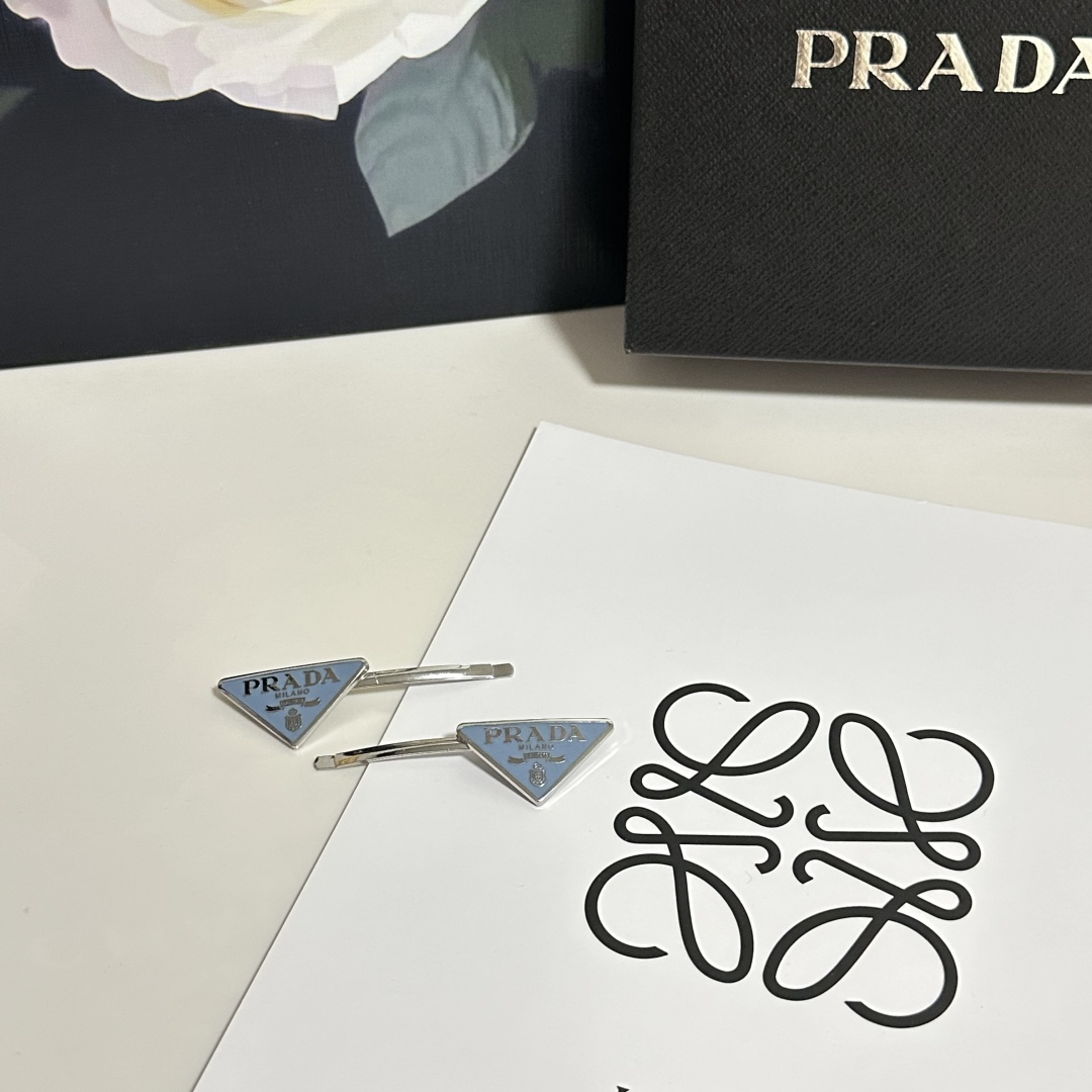 （一对） 配全套包装
PRADA（普拉达）今年最好卖的新款
Vintage中古复古链条发夹
超仙的一对 