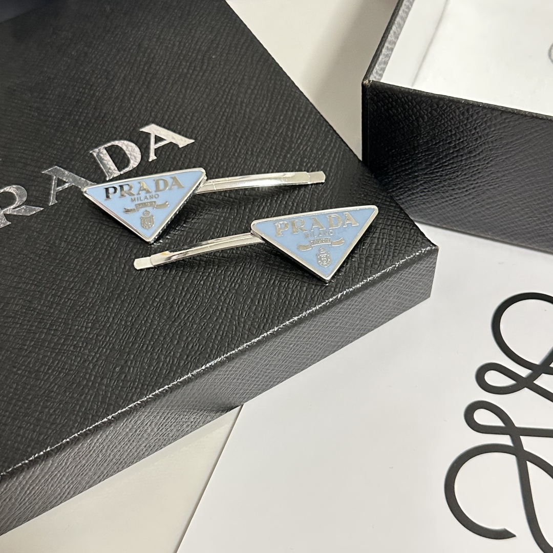 （一对） 配全套包装
PRADA（普拉达）今年最好卖的新款
Vintage中古复古链条发夹
超仙的一对 