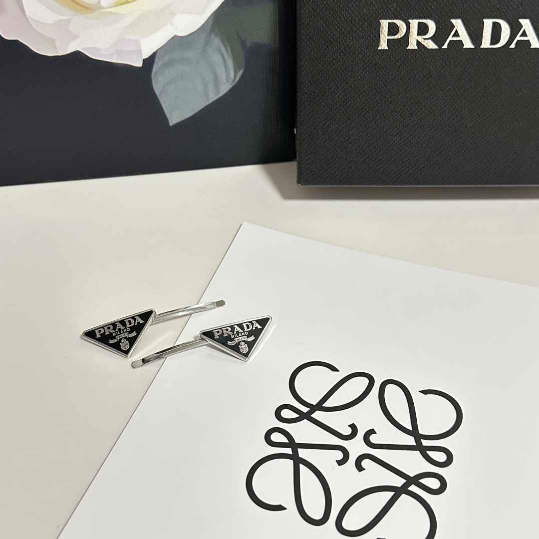 （一对） 配全套包装
PRADA（普拉达）今年最好卖的新款
Vintage中古复古链条发夹
超仙的一对 