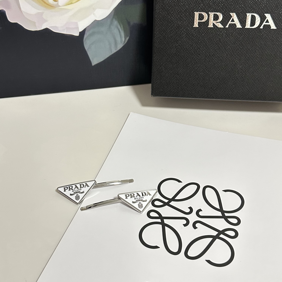 （一对） 配全套包装
PRADA（普拉达）今年最好卖的新款
Vintage中古复古链条发夹
超仙的一对 