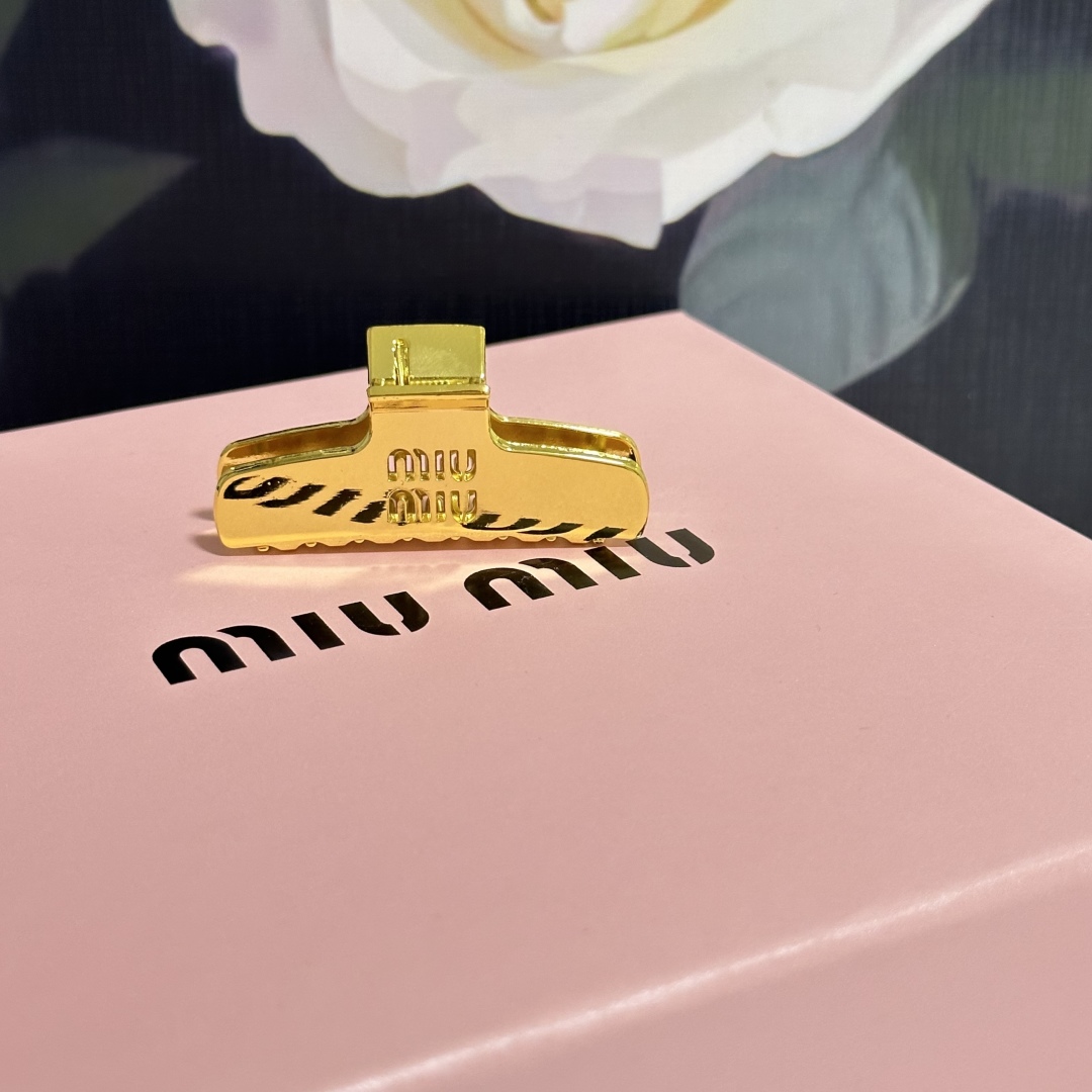  （单个）配专柜包装 
MiuMiu（缪缪）最新爆款五金抓夹
中古vintage复古抓夹
优雅的girl