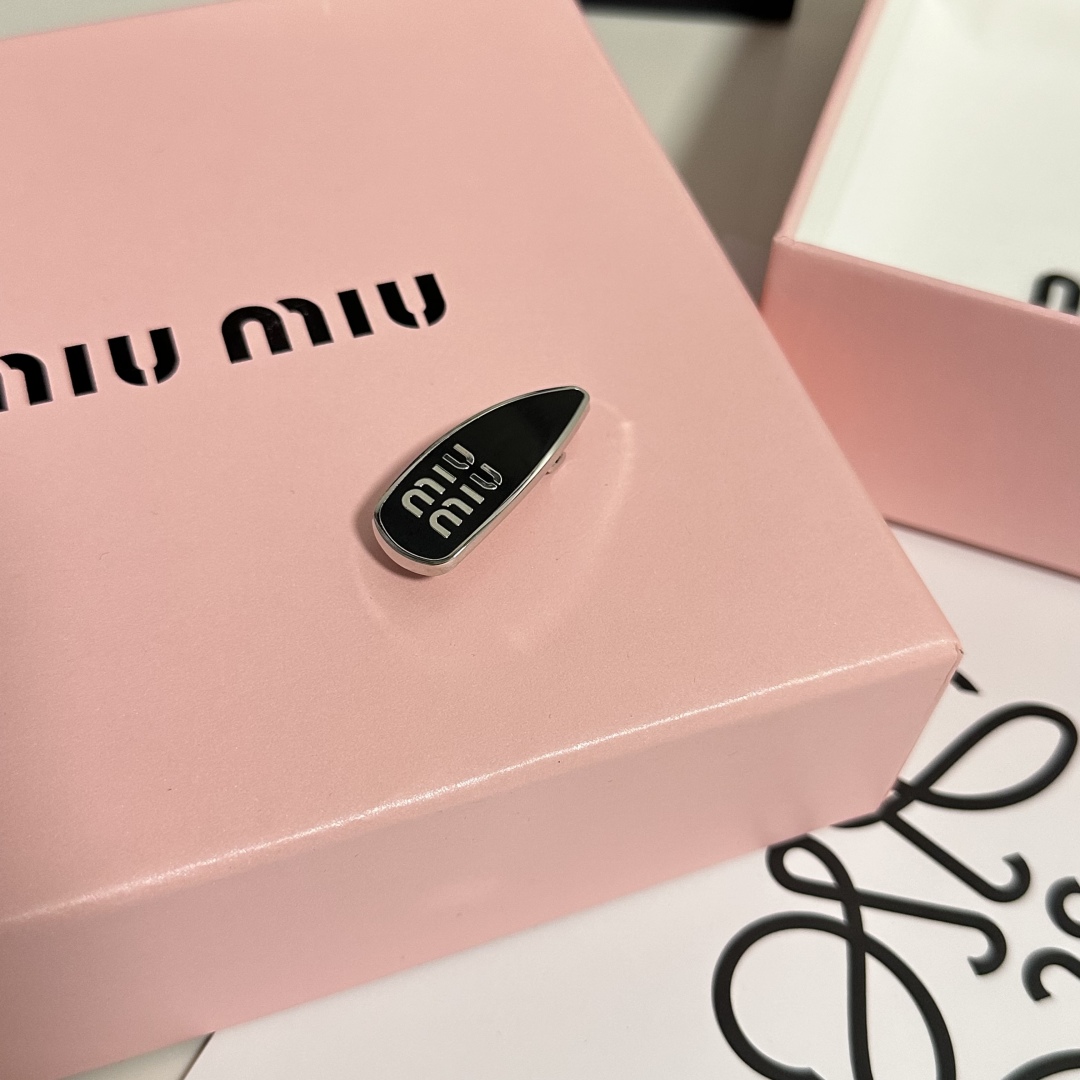  （单个）配专柜包装 
MiuMiu（缪缪）最新爆款五金抓夹
中古vintage复古抓夹
优雅的girl