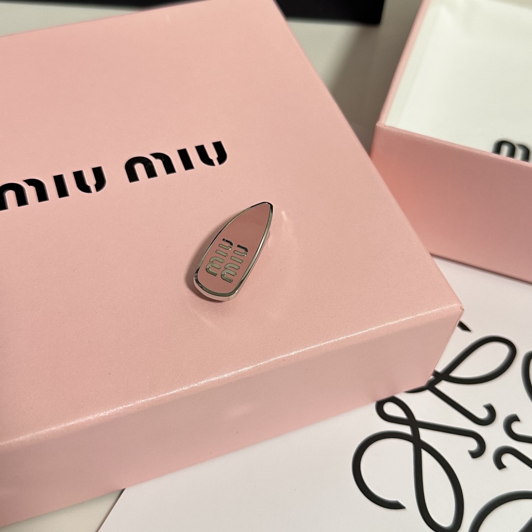  （单个）配专柜包装 
MiuMiu（缪缪）最新爆款五金抓夹
中古vintage复古抓夹
优雅的girl