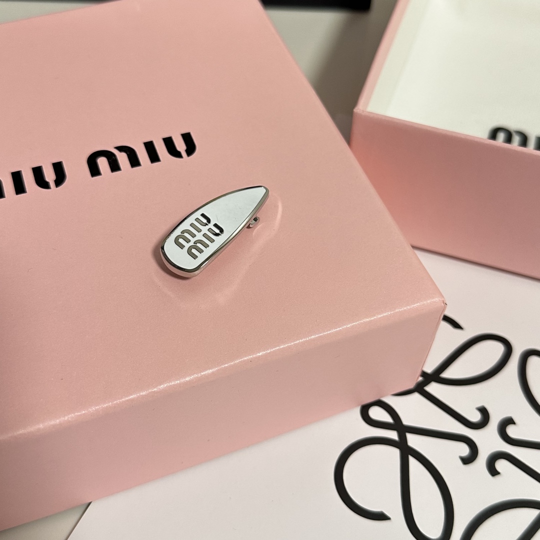  （单个）配专柜包装 
MiuMiu（缪缪）最新爆款五金抓夹
中古vintage复古抓夹
优雅的girl