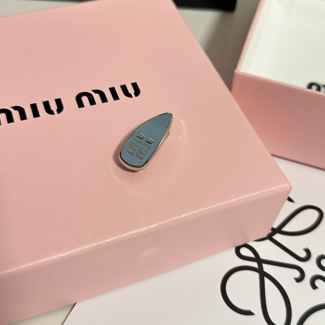  （单个）配专柜包装 
MiuMiu（缪缪）最新爆款五金抓夹
中古vintage复古抓夹
优雅的girl
