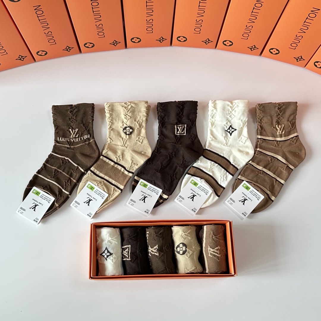  💛配专柜包装
LV（路易威登）新款中长筒袜堆堆袜袜子！一盒五双，专柜同步筒袜袜子，💛大牌出街，潮人必备