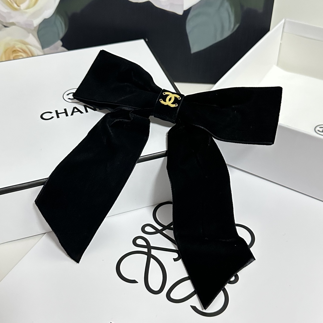  配专柜包装
Chanel（香奈儿）最新蝴蝶结丝绒中古五金发夹#
信我！人手必备的单品 这件必须买
洋气