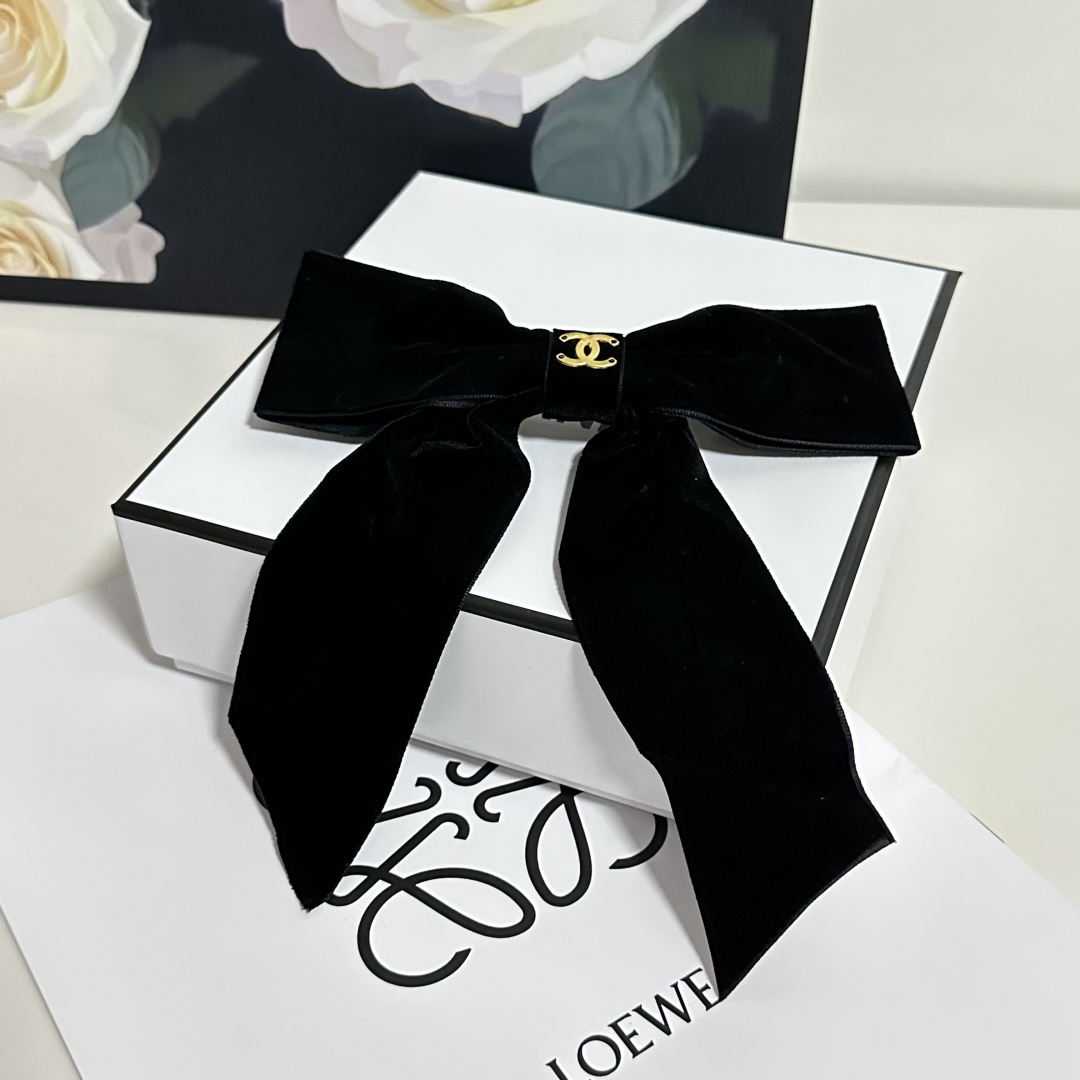 配专柜包装
Chanel（香奈儿）最新蝴蝶结丝绒中古五金发夹#
信我！人手必备的单品 这件必须买
洋气