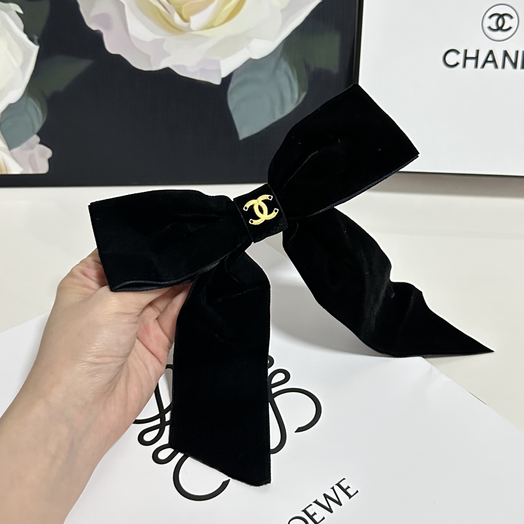  配专柜包装
Chanel（香奈儿）最新蝴蝶结丝绒中古五金发夹#
信我！人手必备的单品 这件必须买
洋气