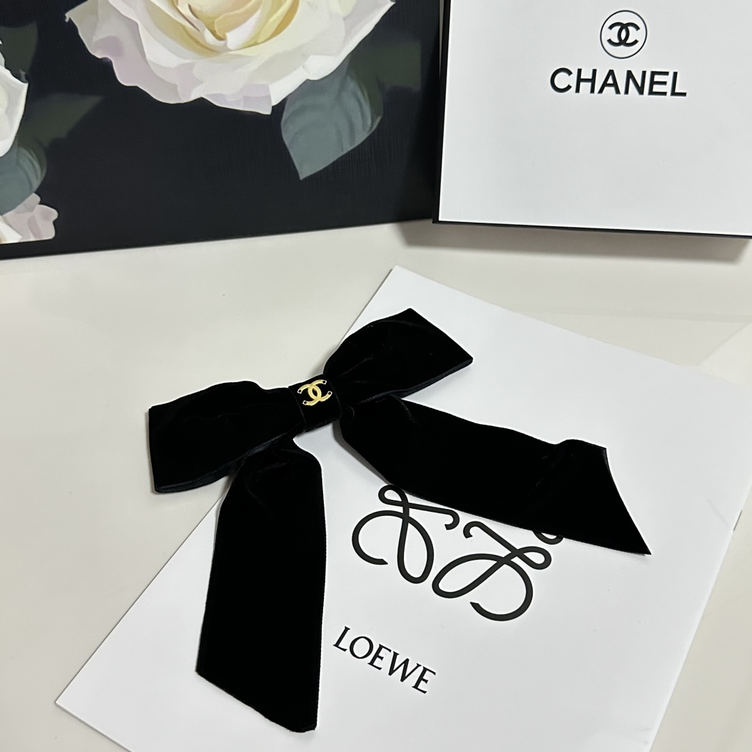  配专柜包装
Chanel（香奈儿）最新蝴蝶结丝绒中古五金发夹#
信我！人手必备的单品 这件必须买
洋气