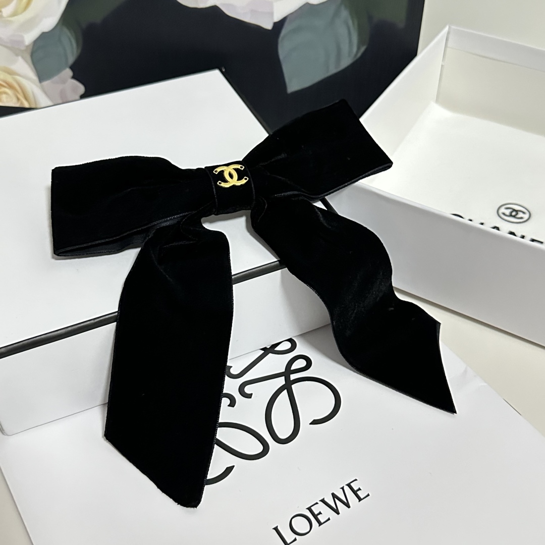  配专柜包装
Chanel（香奈儿）最新蝴蝶结丝绒中古五金发夹#
信我！人手必备的单品 这件必须买
洋气