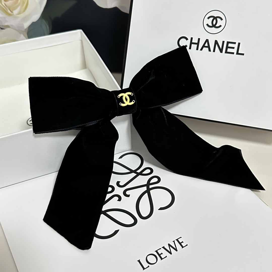  配专柜包装
Chanel（香奈儿）最新蝴蝶结丝绒中古五金发夹#
信我！人手必备的单品 这件必须买
洋气