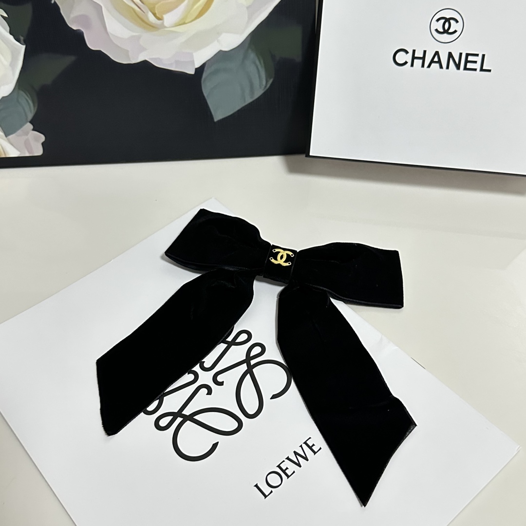  配专柜包装
Chanel（香奈儿）最新蝴蝶结丝绒中古五金发夹#
信我！人手必备的单品 这件必须买
洋气