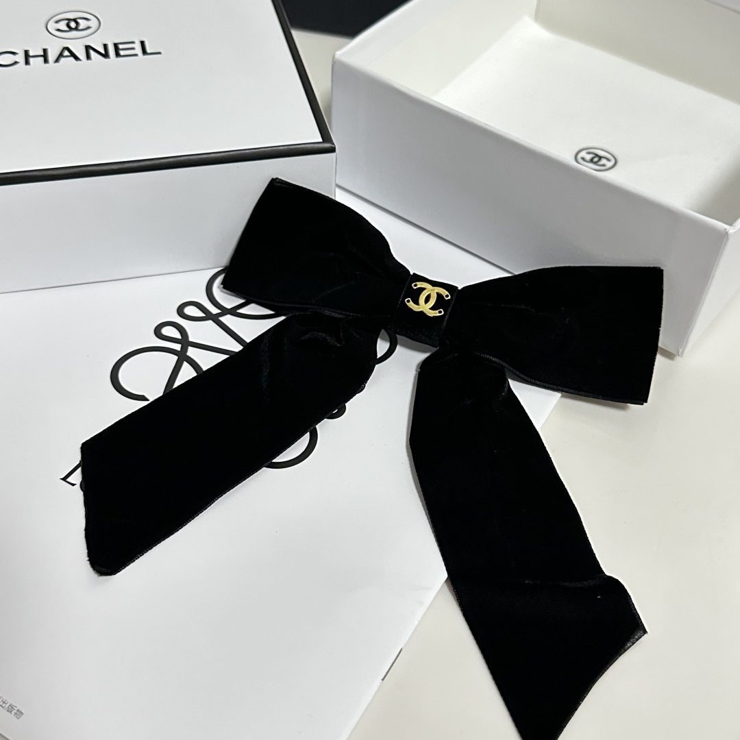  配专柜包装
Chanel（香奈儿）最新蝴蝶结丝绒中古五金发夹#
信我！人手必备的单品 这件必须买
洋气