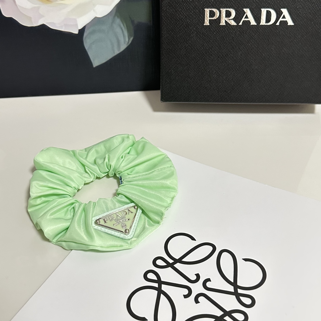 （单个）配全套包装Prada（普拉达）爆款发圈，专柜款出货一看就特别高档 超级百搭 必须自留